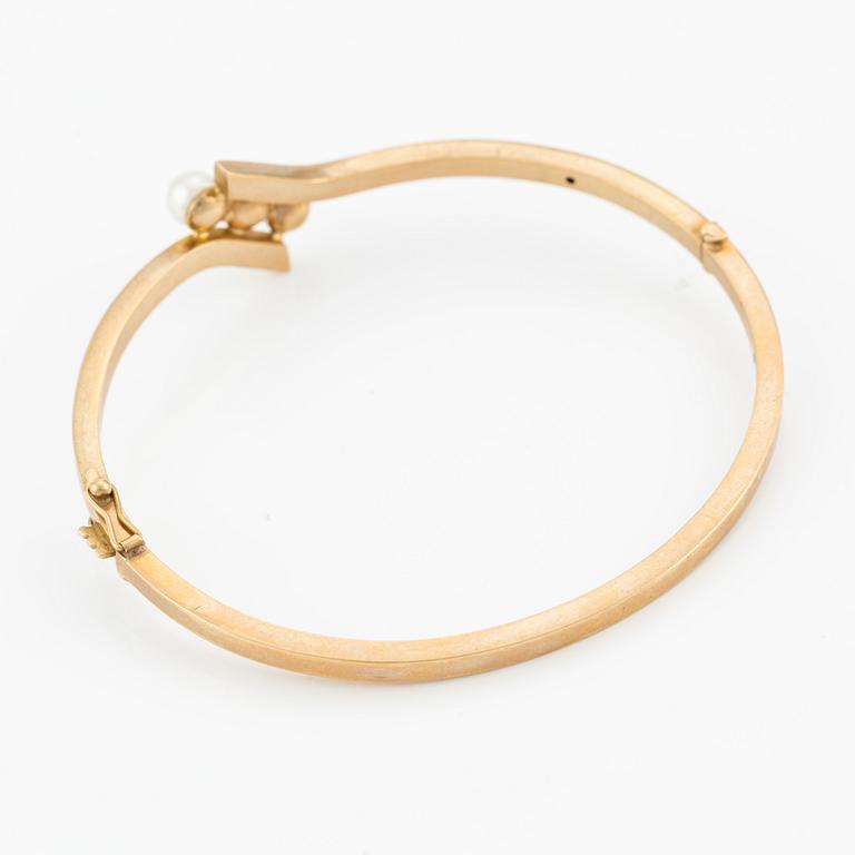 Armring 18K guld med tre odlade pärlor.