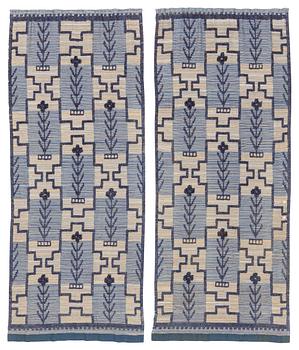 132. Elsa Gullberg, draperier, ett par, slätväv med knuten reliefdekor, ca 256 x 100 cm vardera.