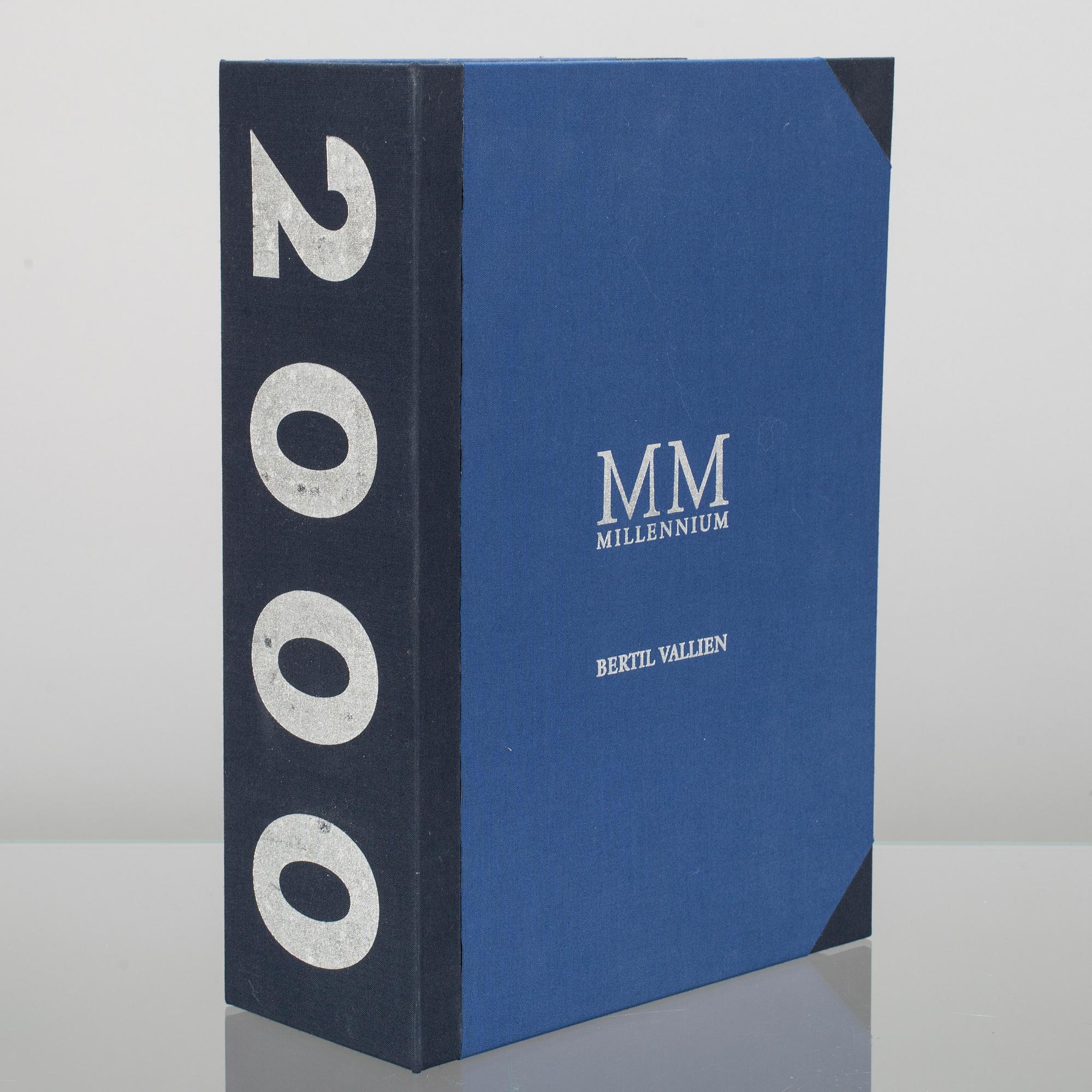 GLAS, ett par, "Millennium" Bert Vallien, Kosta Boda, signerade och numrerade.