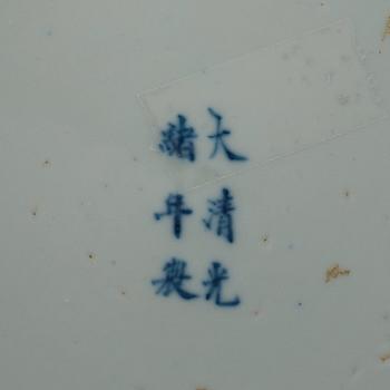 SKÅLFAT, porslin, sen Qingdynasti/tidig republik, med Guangxu sex karaktärers märke .