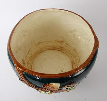 YTTERFODER, flintgods, majolika, omkring 1900.