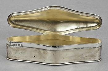 MUGGAR, 2 st samt DOSA, keramik och silver, delvis Doulton & Lamberth, tidigt 1900-tal.