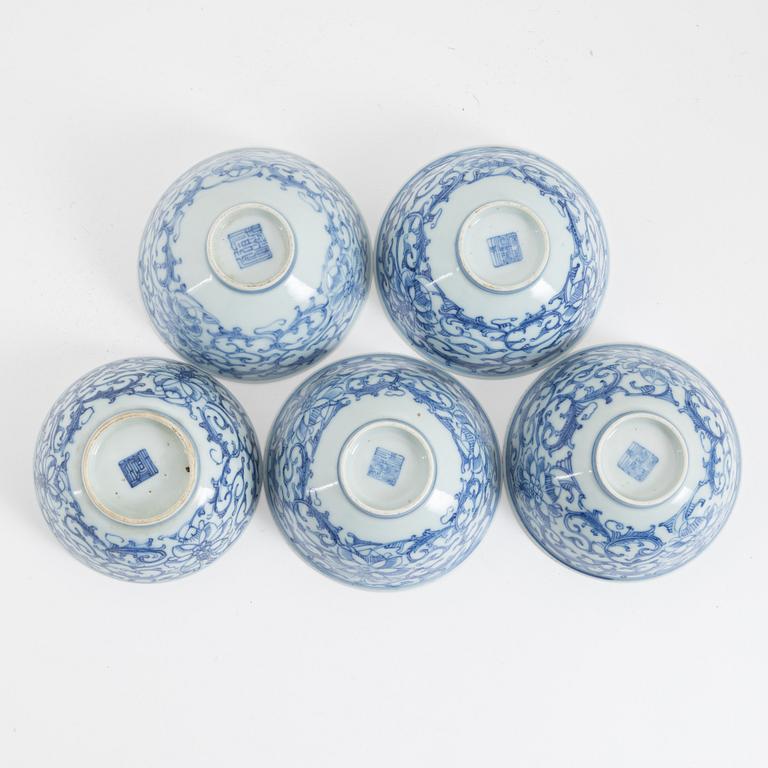 A group of 5 Chinese porcelain 'Lotus' bowls, late Qing dynasty, around the year 1900.