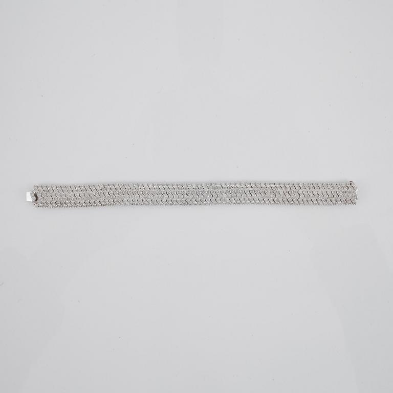 ARMBAND med briljantslipade diamanter, circa 19.00 ct totalt.