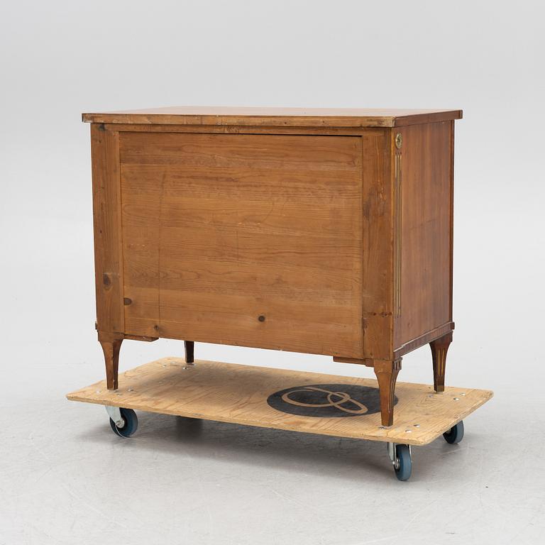 Byrå, sengustaviansk stil, 1900-talets första hälft.