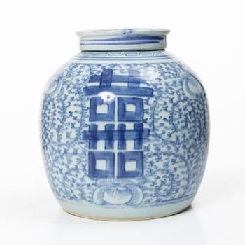 A Chinese blue and white porcelain jar with cover, Qing dynasty, 19th century.