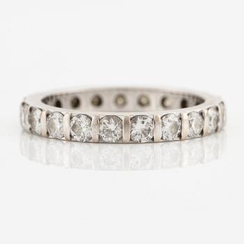 Cartier alliance ring in white gold with round brilliant-cut diamonds.