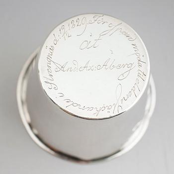 SUPKOPPAR SAMT DOSA, silver, 1800-tal. Total vikt 106 g.