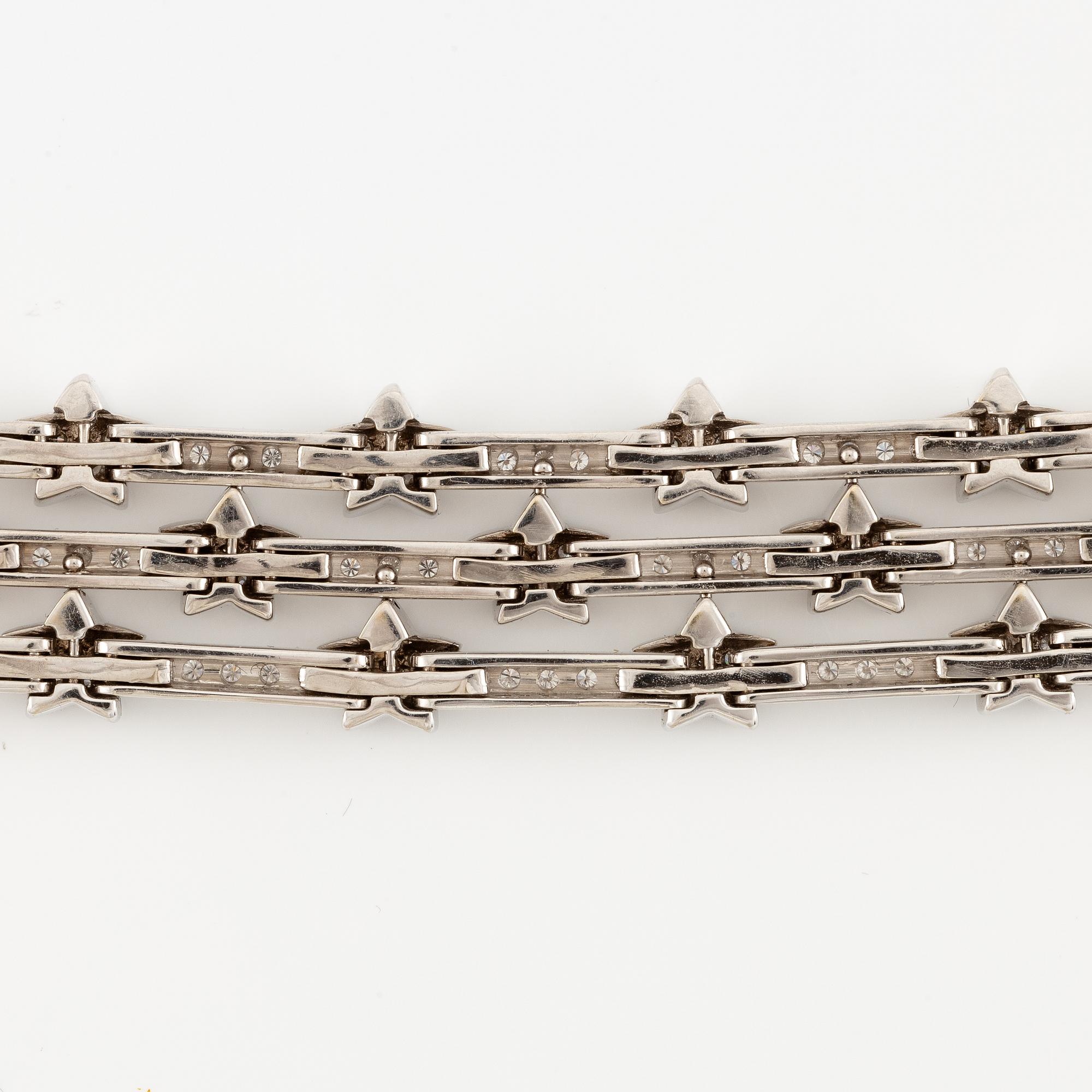 An 18K white gold necklace with round brilliant-cut diamonds.