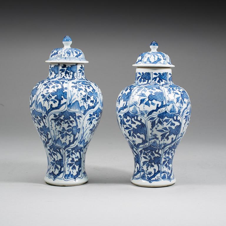 VASER med LOCK, två stycken, porslin. Qingdynastin, 1700-tal.