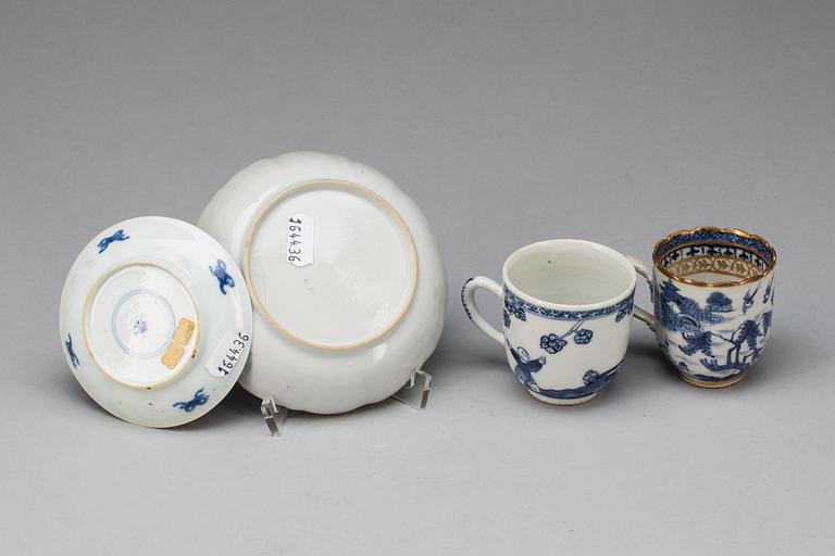 KOPPAR MED FAT, 2 st, porslin, Kina, Kangxi och Qianlong. 1700-tal.