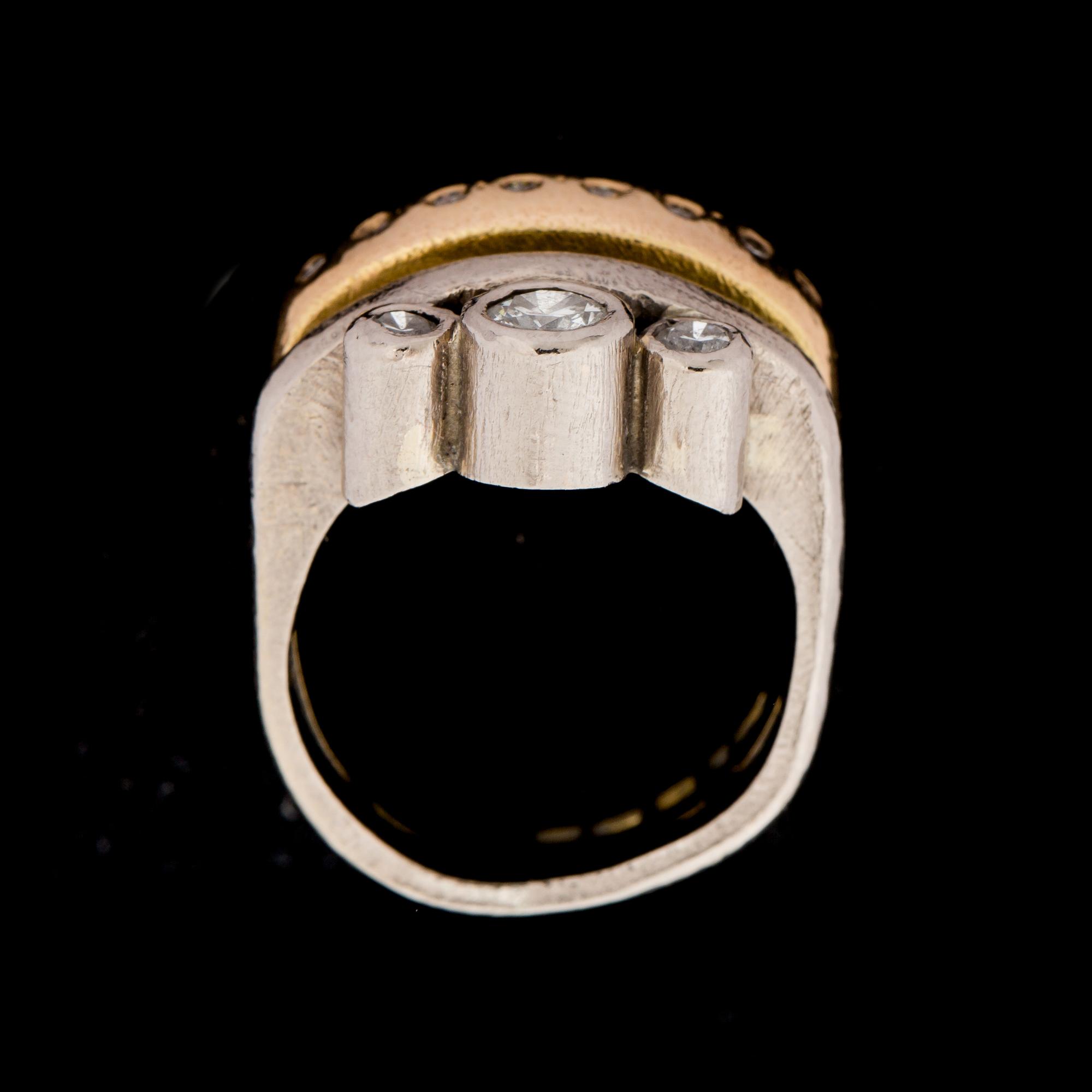 RING, 18 k guld samt vitguld. 3 större diamanter totalt ca 0,30 ct samt 8 små diamanter ca 0,08 ct. Vikt ca 18 gram.