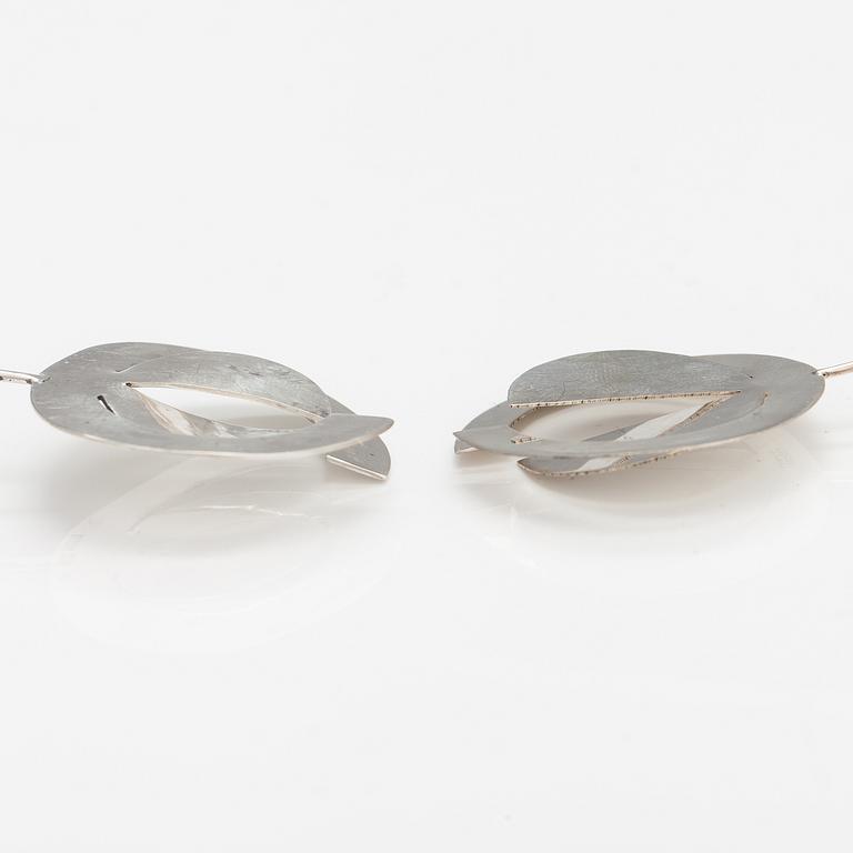 Paula Häiväoja, A pair of silver earrings. Pentti Roos, Helsinki 1968 och K Hannes Niemi, Helsinki 1967.