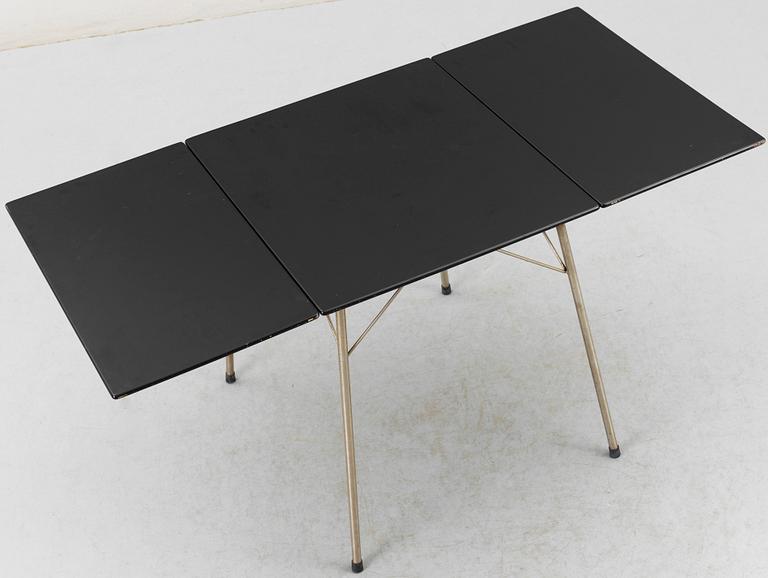 MATBORD, Fritz Hansen Danmark. Design: Arne Jacobsen, 1960-tal. Etikettmärkt undertill.