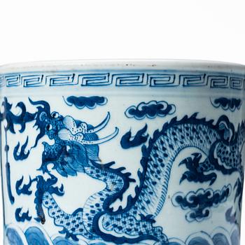 A blue and white brush pot, Qing dynasty, 19th Century.