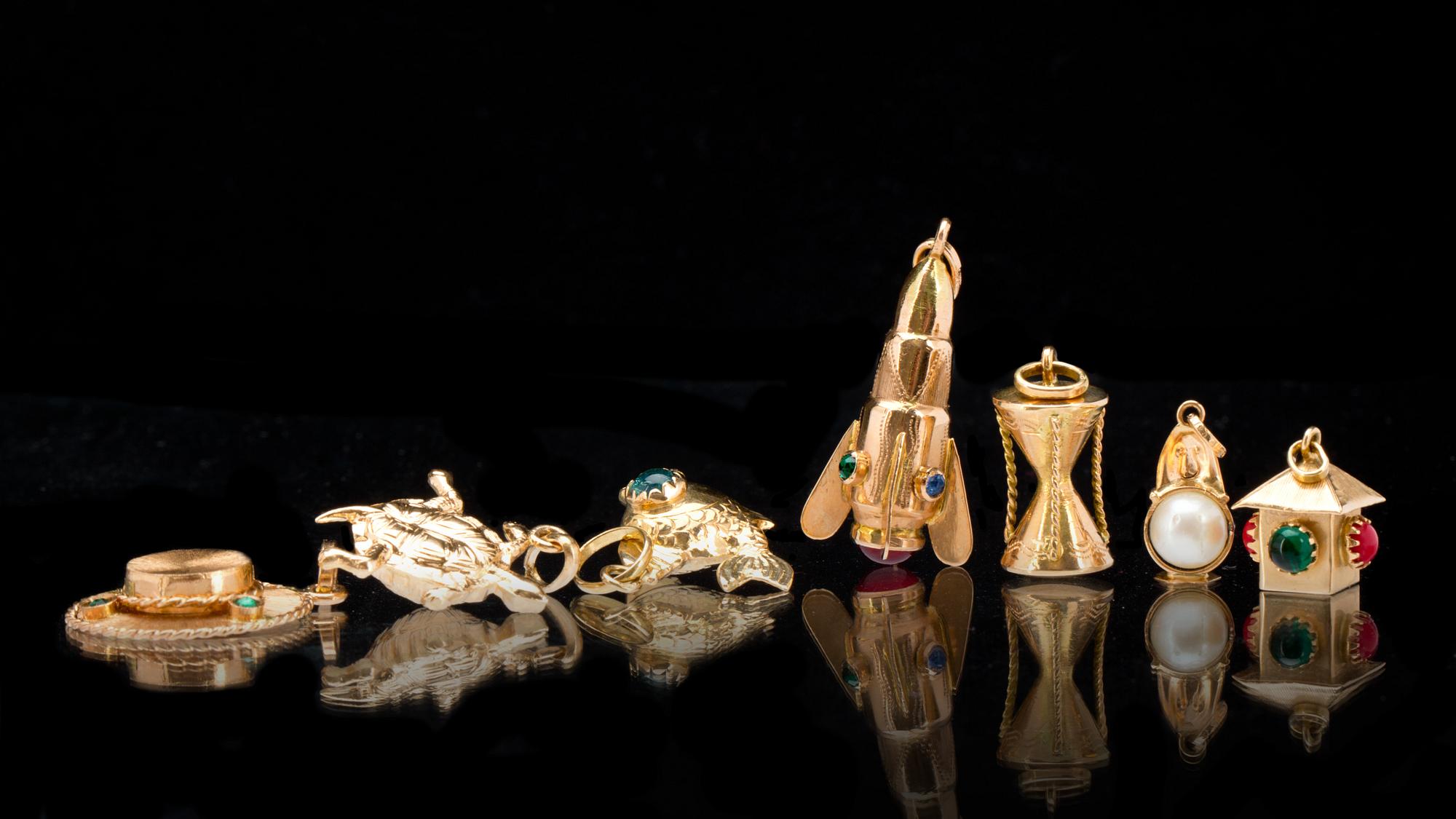 BERLOCKER, 7 st. 18K guld. Vikt tot. ca 16 g.