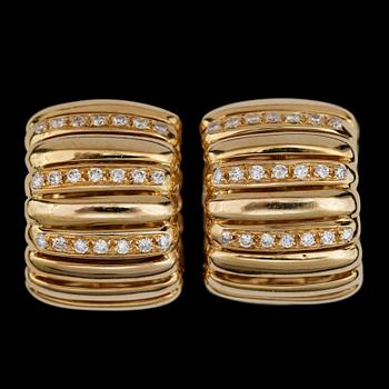 137. A pair of gold and brilliant cut diamond earrings, tot. app. 0.50 cts.