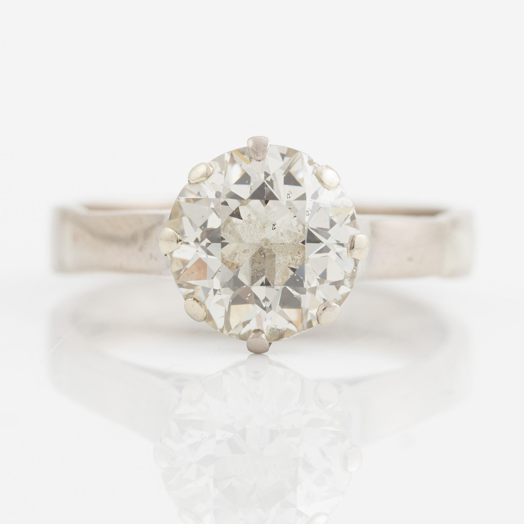 Ring in 18K white gold set with an old-cut diamond weighing 2.63 ct.