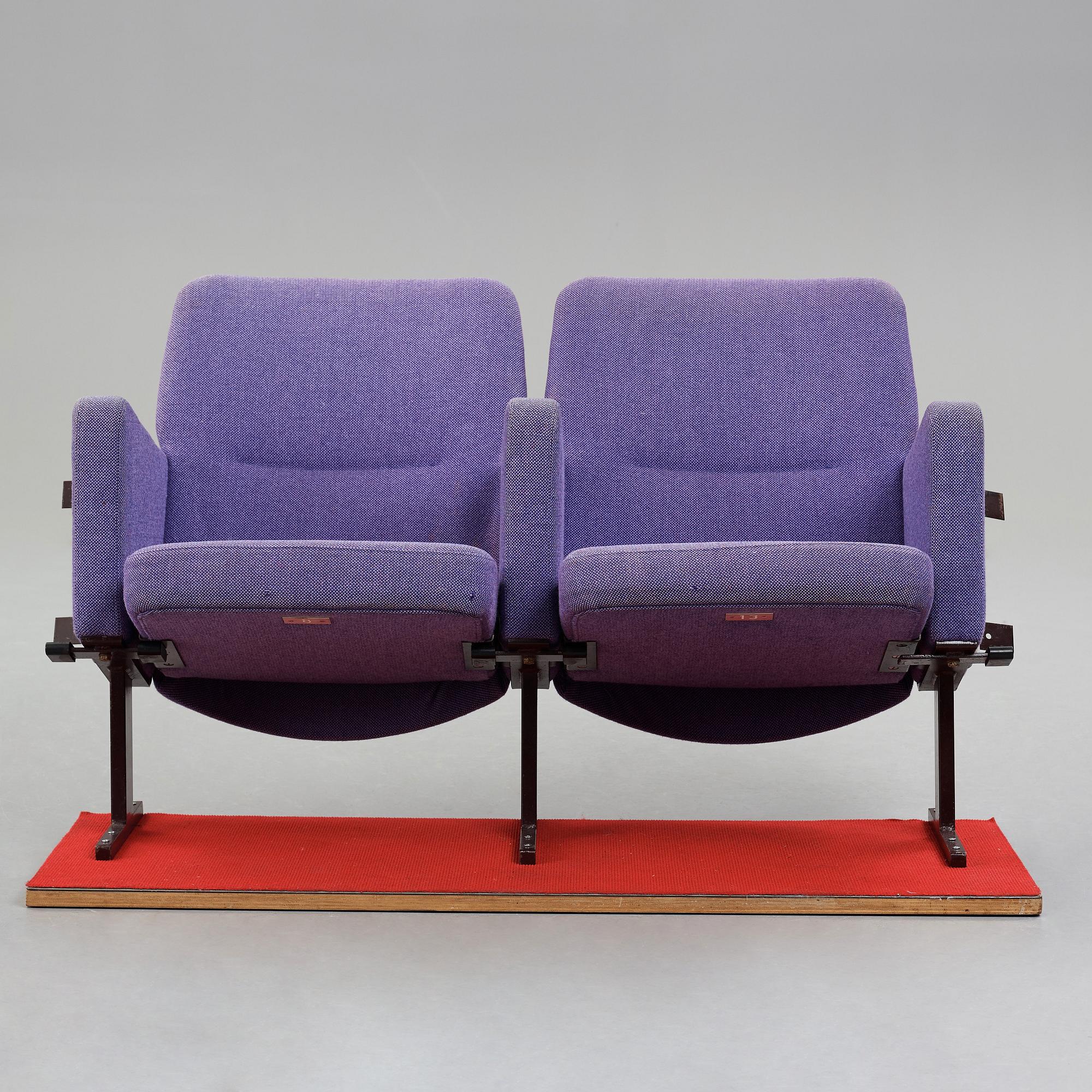 HANS J WEGNER, ett par biografstolar, "GE30", Getama, Danmark, 1970-tal.