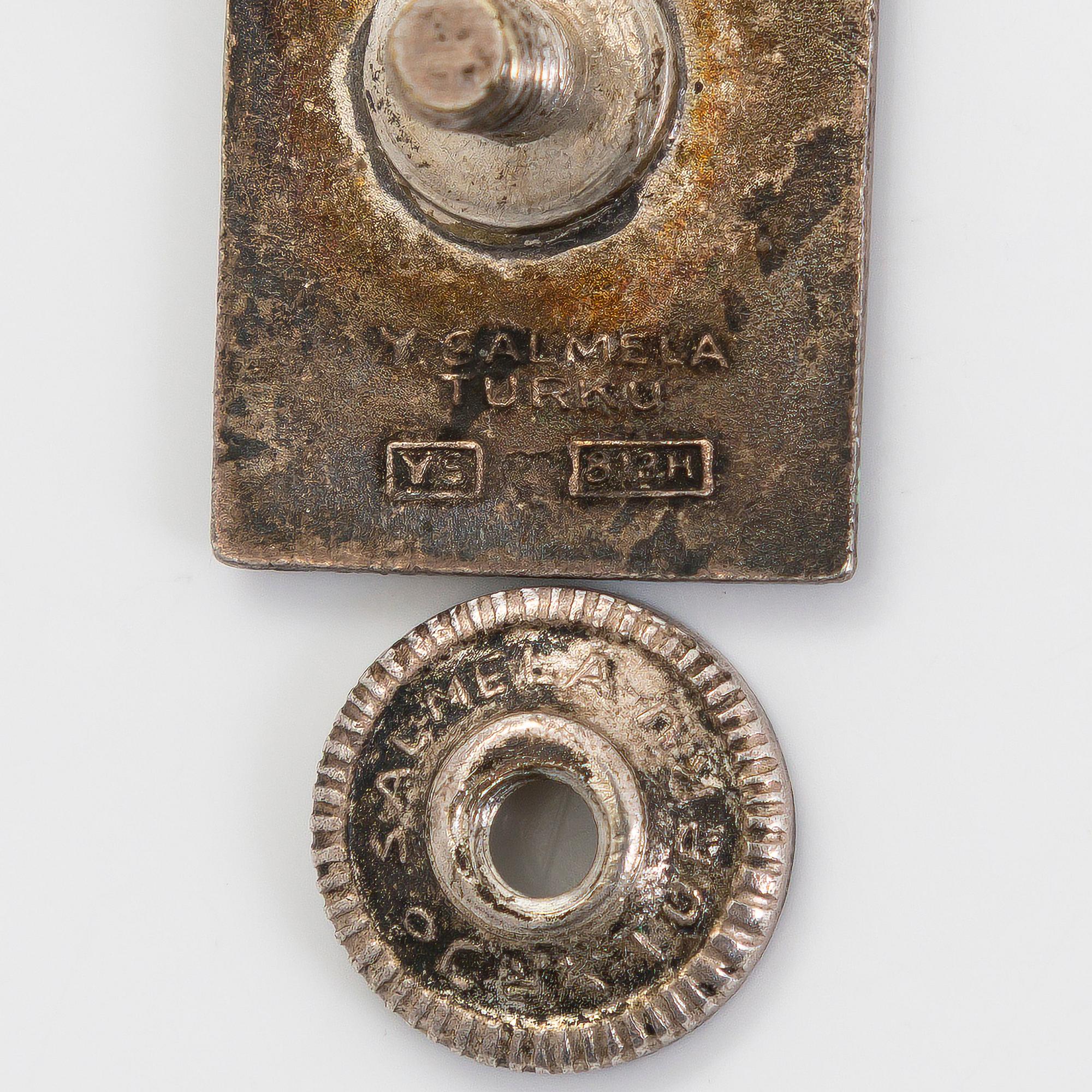 Sidenduk, 1 st,  pins, 4 st, och tygetikett, Helsingfors sommar-OS 1940.