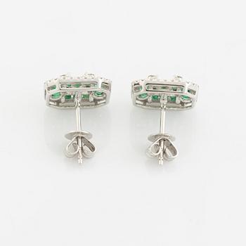 Örhängen med smaragder och  diamanter.
