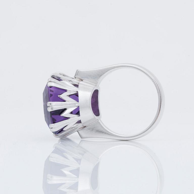 RING med facetterad ametist ca 23.00 ct.