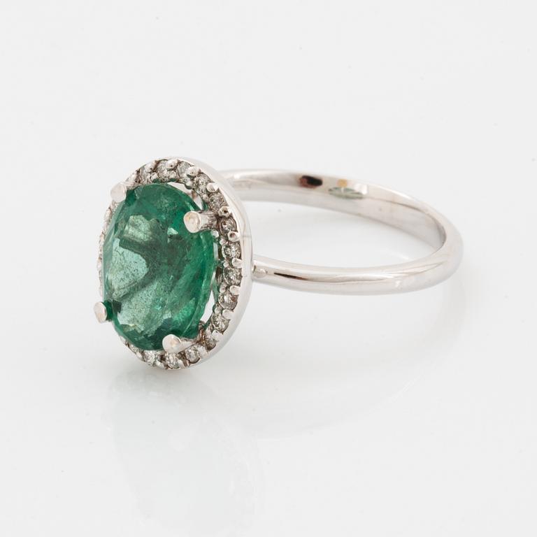 RING, med oval fasettslipad smaragd och briljantslipad diamanter.