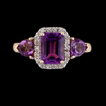 RING, 14K guld, diamanter tot ca 0.09 ct. och ametister. Total vikt ca 4 g.