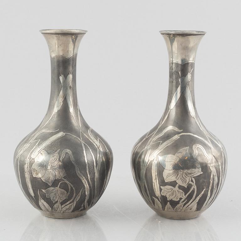 A pair of Art Nouveau pewter vases, Tenn och metallförädling AB, Stockholm 1893.