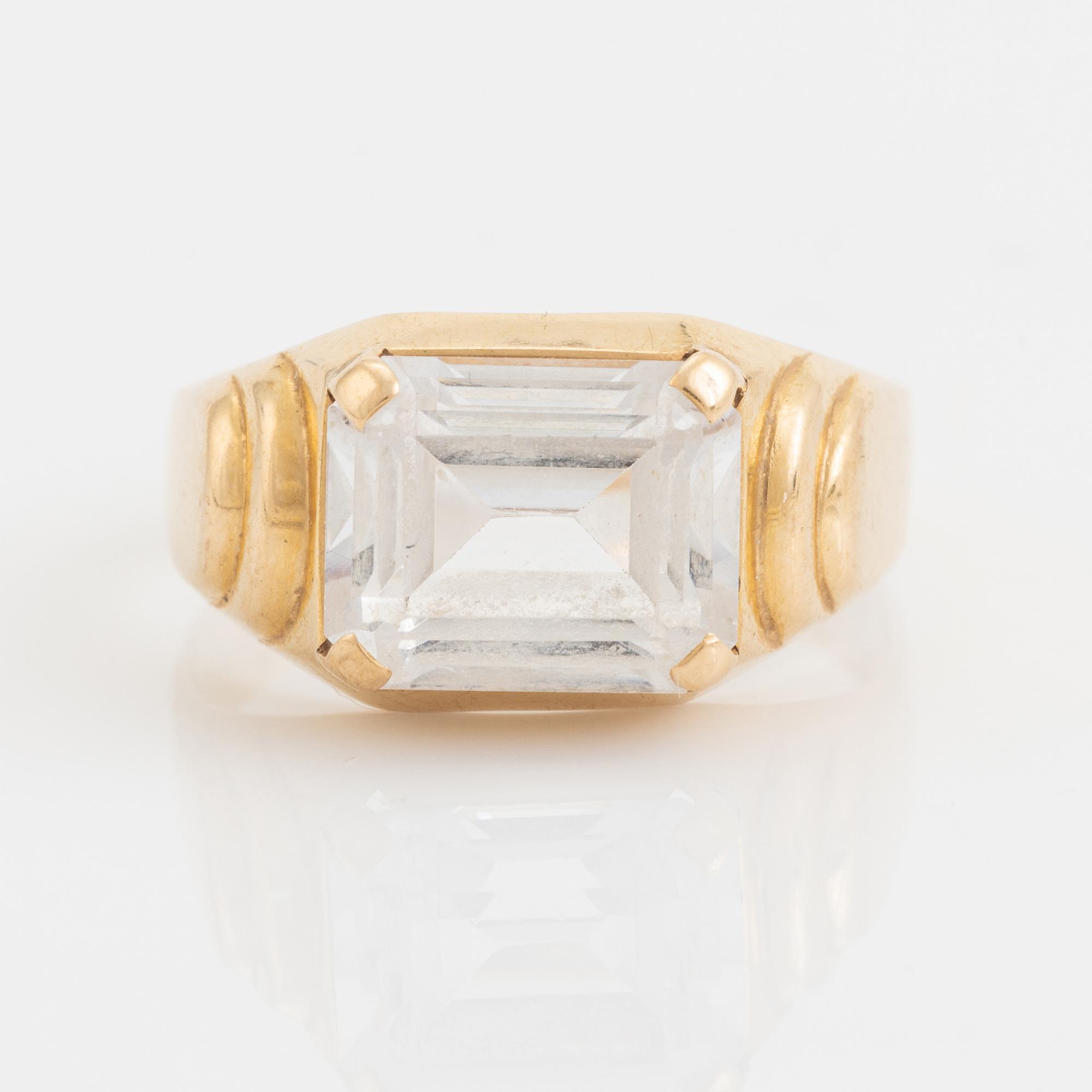Ring 18K guld med vit syntetisk spinell.