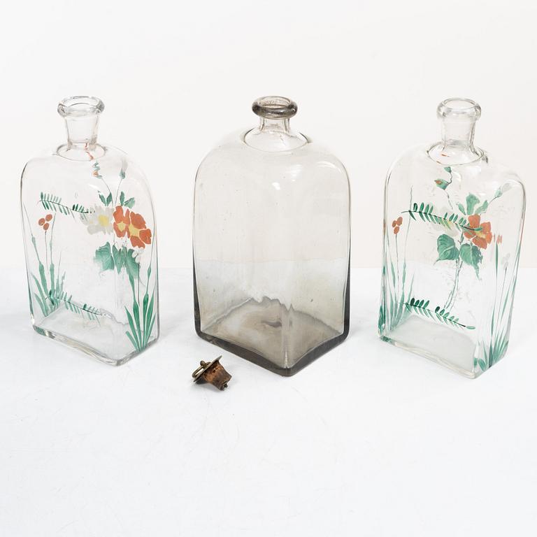 A mahogany-veneered box with glass bottles, around 1800.