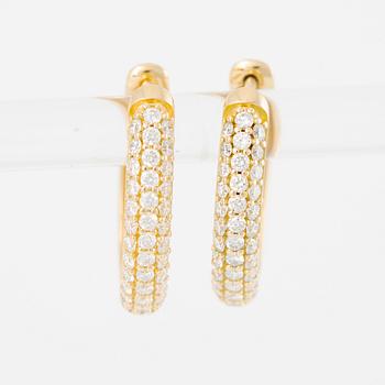 Hoop earrings in 18K gold set with brilliant-cut diamonds.