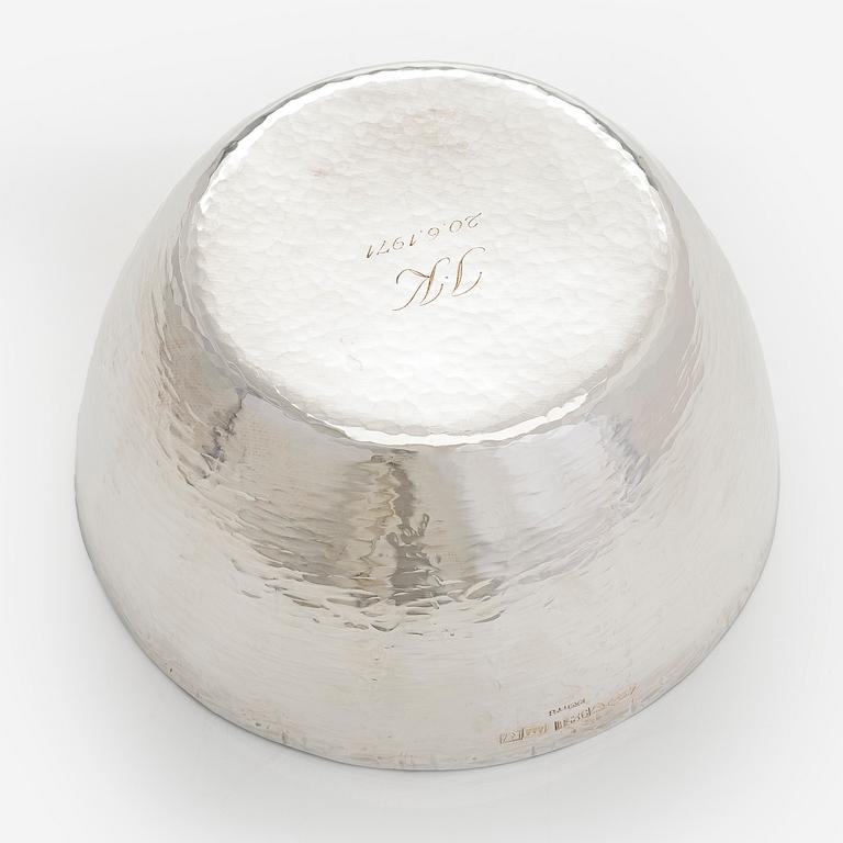 Tapio Wirkkala, malja ja pikareita 2 kpl, sterlinghopeaa, Kultakeskus Hämeenlinna, 1970, 1974 ja 1979.