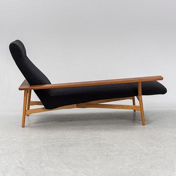 A chaise lounge by Tateishi Shoiji.