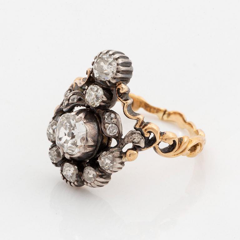 Ring 18K guld och silver med gammalslipade diamanter.