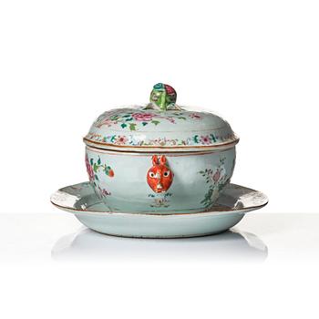 Terrin med lock och fat, kompaniporslin. Qingdynastin, Qianlong (1736-95).
