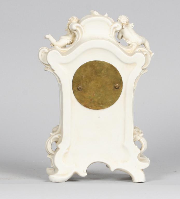 BORDSUR, parianporslin, nyrokoko, sent 1800-tal, äldre urverk märkt John Ward, London.
