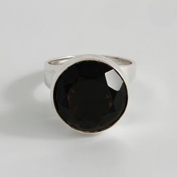 ERIK GRANIT, Helsingfors, 1971, ring med fasettslipad rökkvarts.