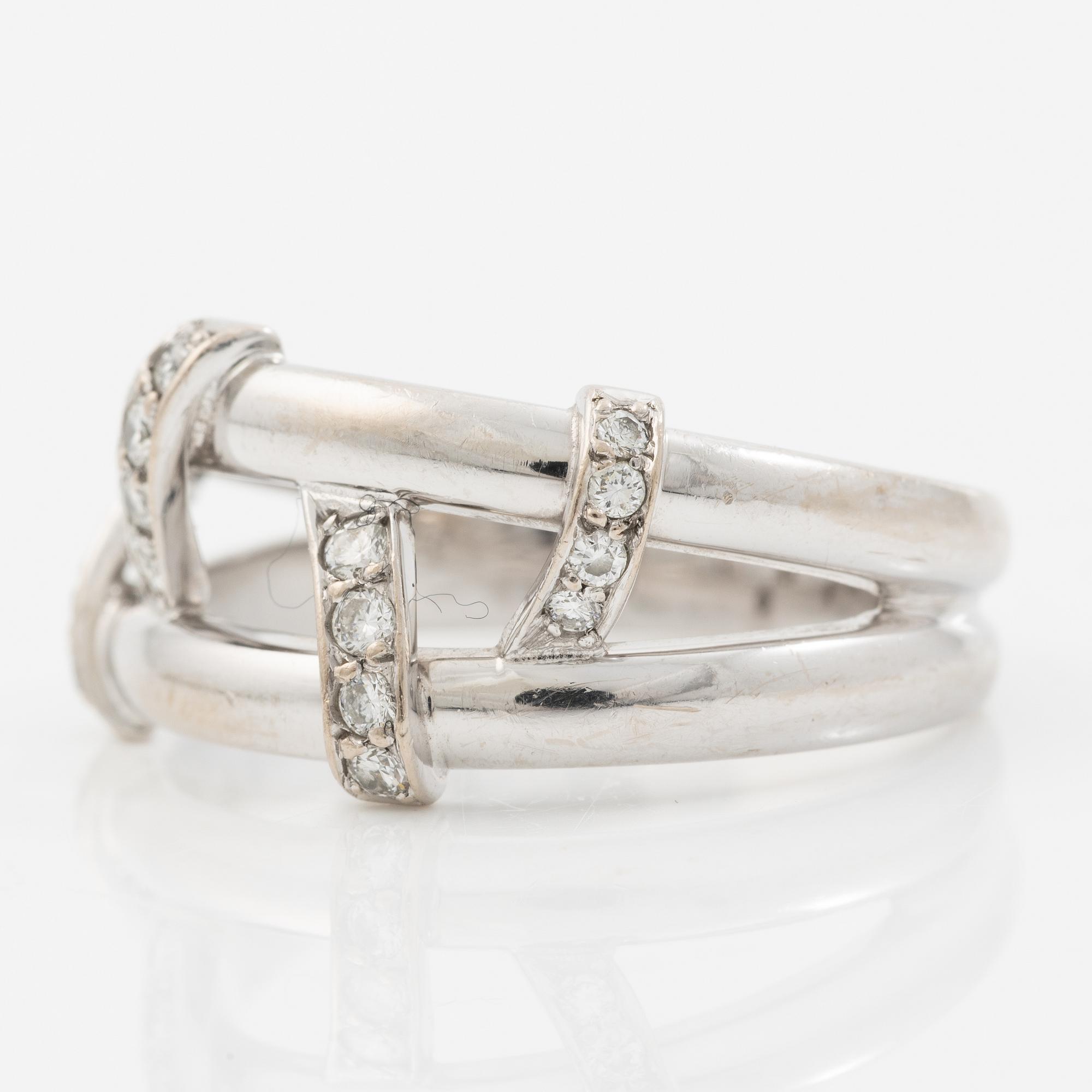 Engelbert a ring 18K white gold with round brilliant-cut diamonds.