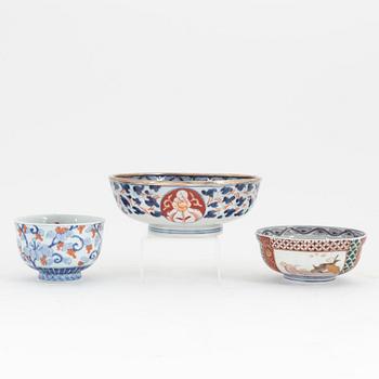 Three Japanese imari bowl, Meiji period (1862-1912).