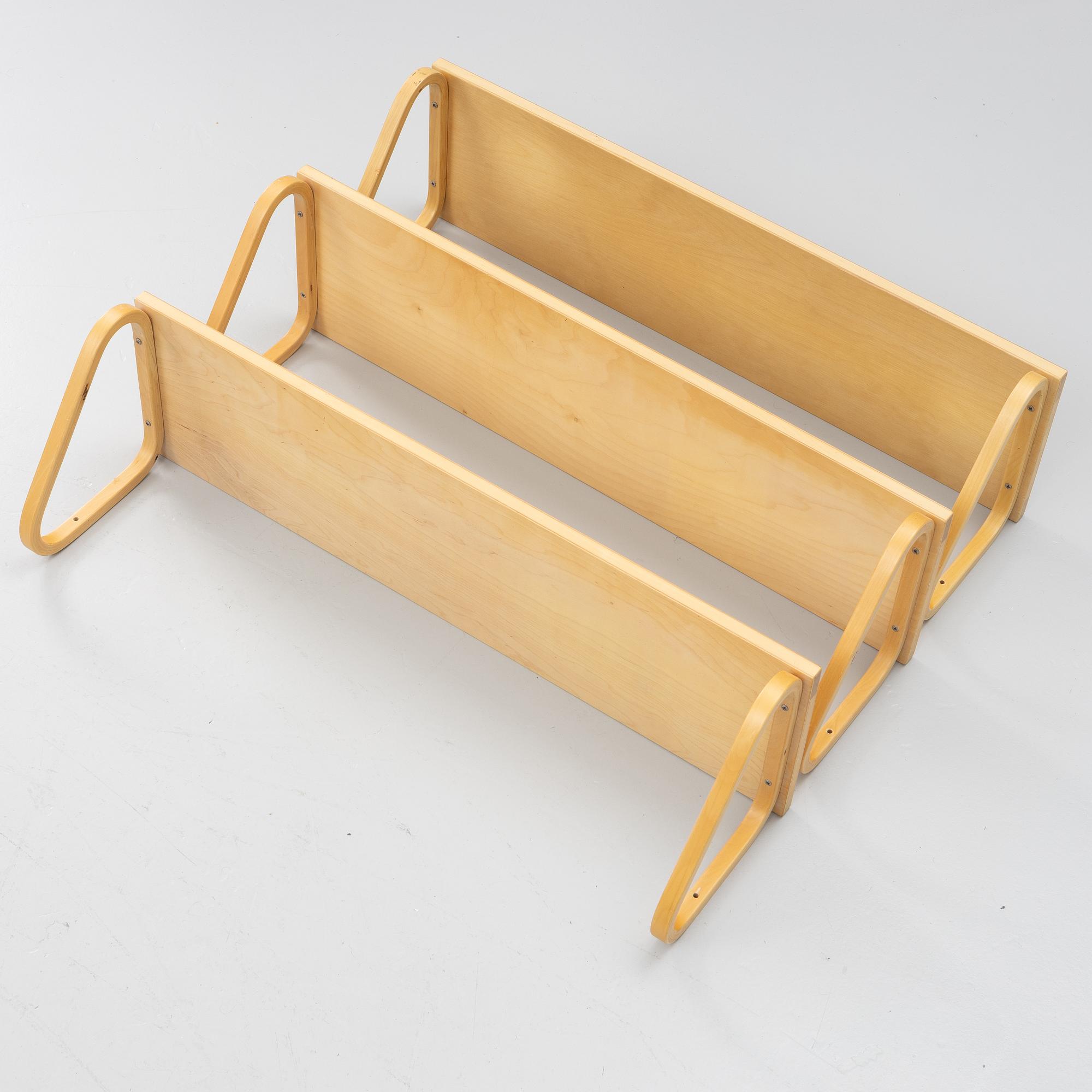 Alvar Aalto, vägghyllor, tre st, modell 112B, Artek, Finland, sent 1900-tal.