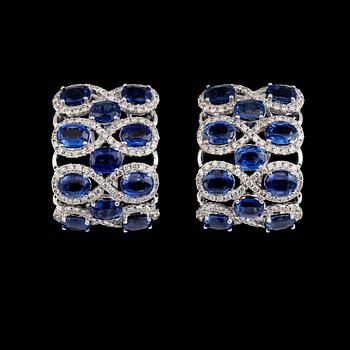 ÖRHÄNGEN, 1 par, 18K vitguld, briljantslipade diamanter tot ca 1.30 ct, kyaniter tot ca 0.83 ct. Vikt ca 12 g.