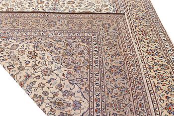 A Kashan carpet, a. 405 x 295 cm.