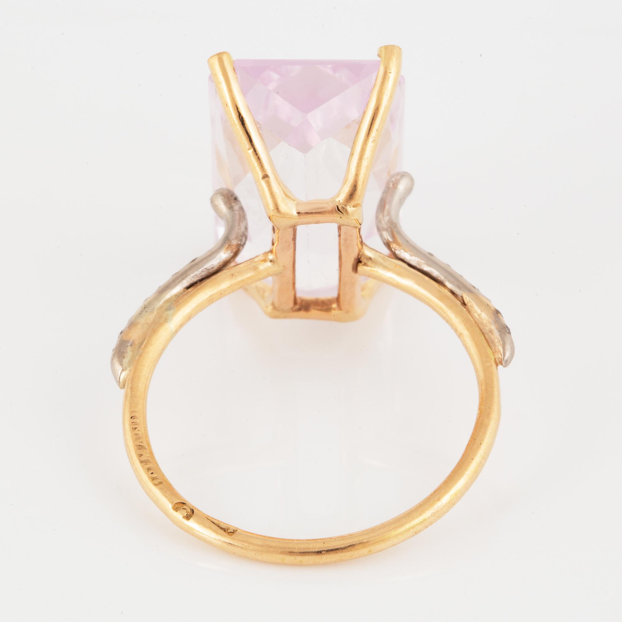 COCKTAILRING, med kunzit och briljantslipade diamanter.