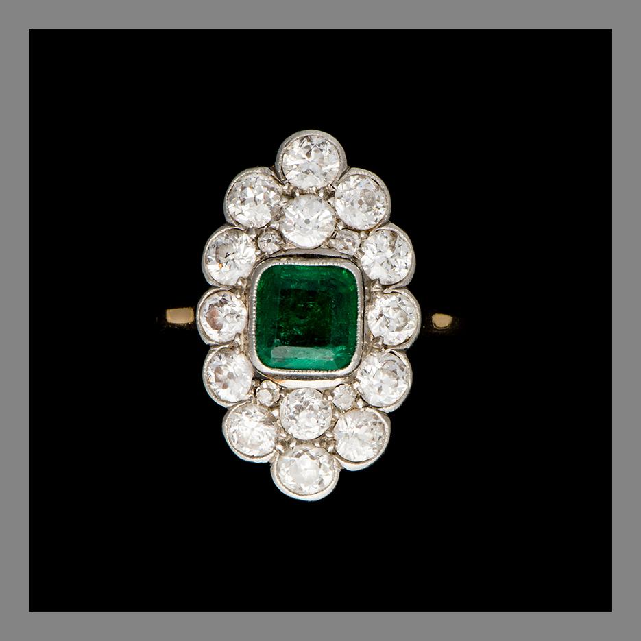 RING, 18K guld, smaragd, gammalslipade diamanter. Oskar Lindroos, Helsingfors 1926. Vikt ca 4,4 g.