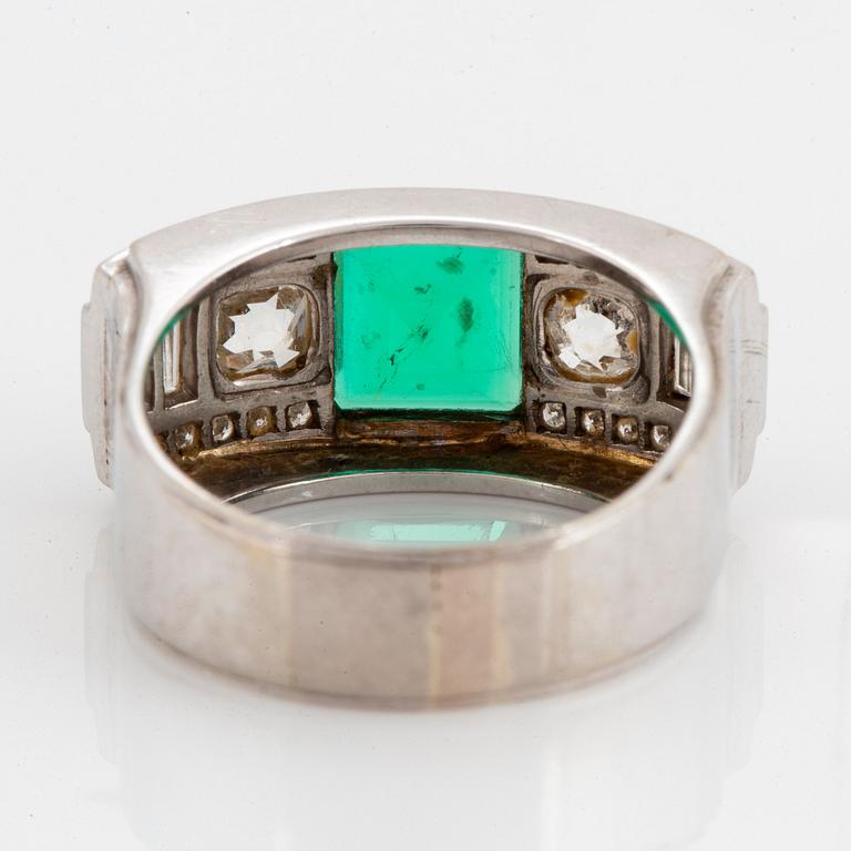 WA Bolin ring 18K vitguld med en fasettslipad smaragd samt gammal-, åttkant- och baguetteslipade diamanter.