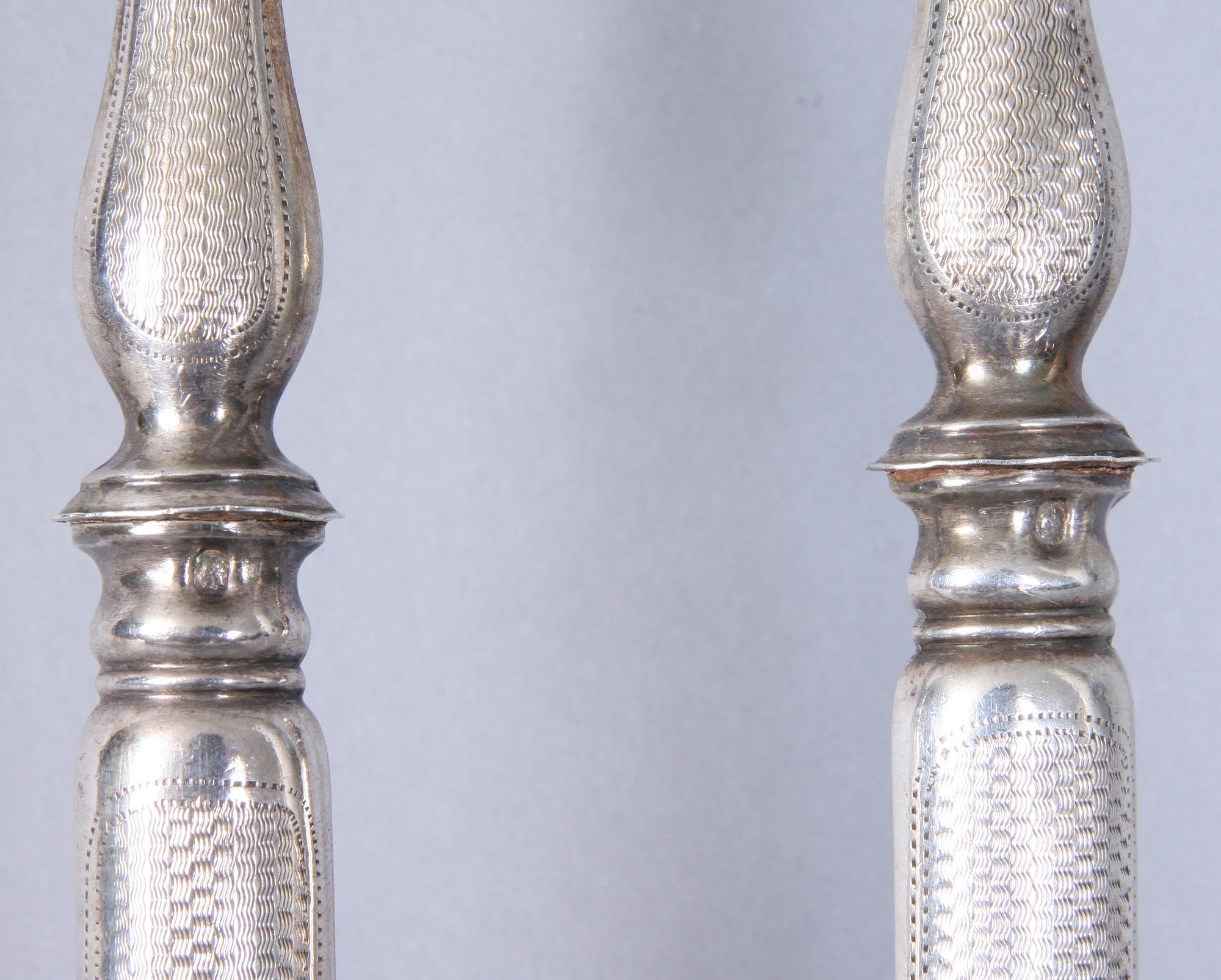 UPPLÄGGNINGSBESTICK, ett par, silver, bär otydliga stämplar.