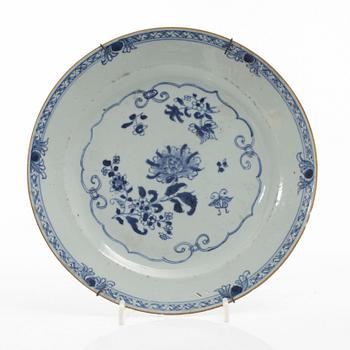 Tallrikar, tre stycken, porslin, Kina, Qingdynastin, Qianlong (1736-95).