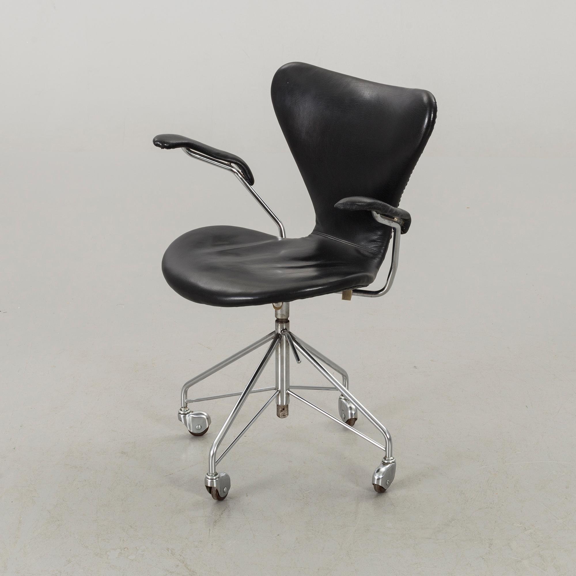 ARNE JACOBSEN, skrivbordsstol, "Sjuan", Fritz Hansen, Danmark 1900-talets senare del.