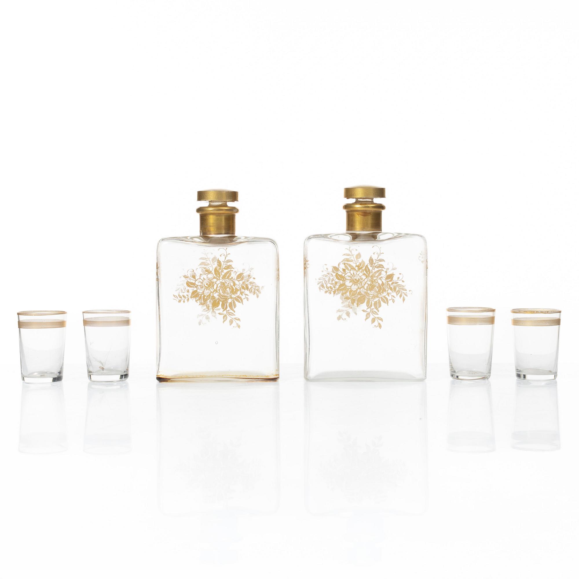 Bokgömma med likörset, 1900-tal med äldre böcker.